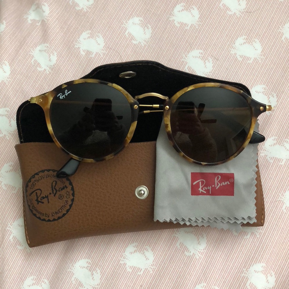 Ray-Ban Round Fleck in tortoise; gold.